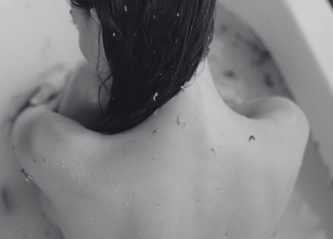 Woman_taking_aromatic_bath