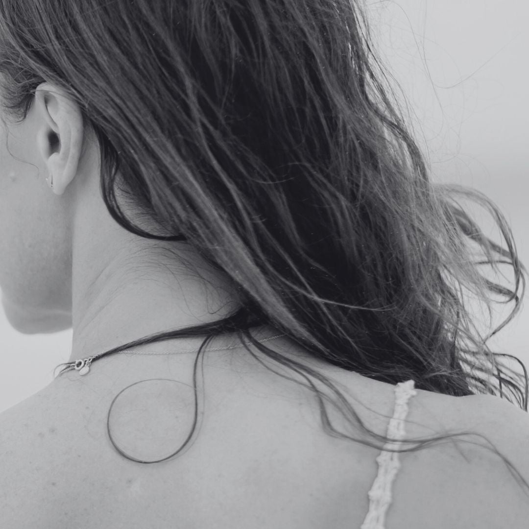 Woman_wearing_loose_long_hair